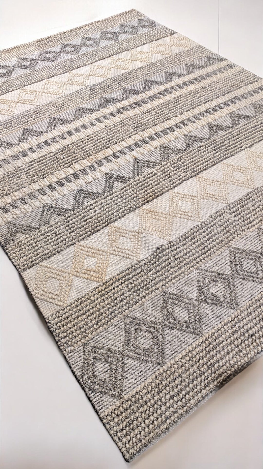 Eumo Modern Textured Wool Rug - Size: 10.2 x 7.4