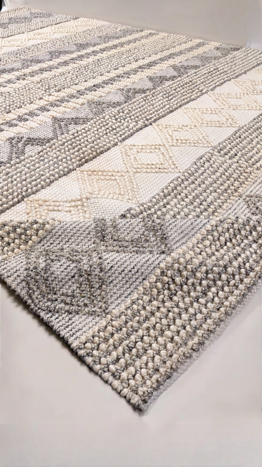Eumo Modern Textured Wool Rug - Size: 10.2 x 7.4