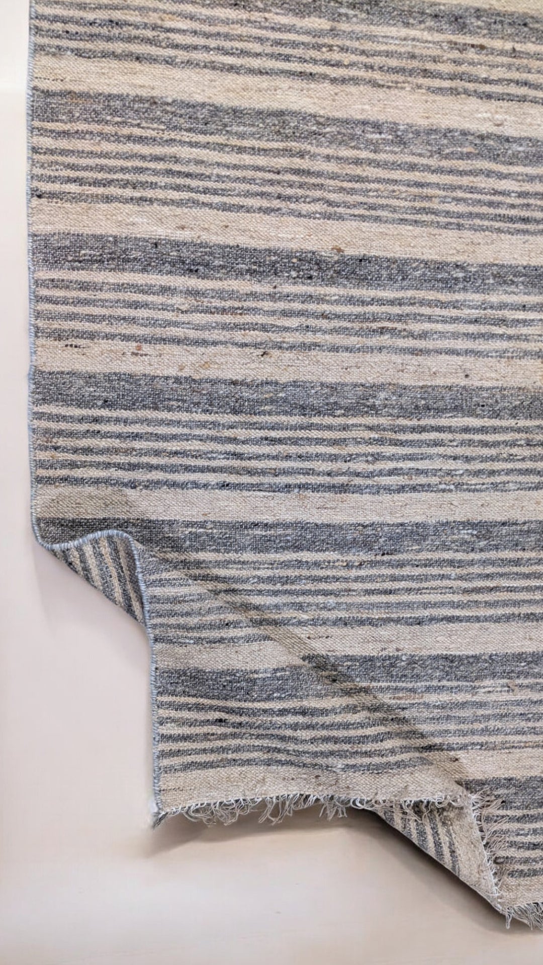 Modern Flatweave Rug - Size: 5.9 x 3.6
