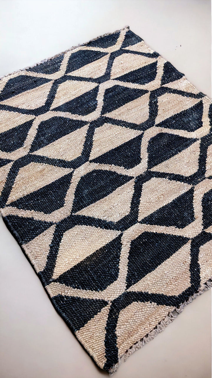 Contrasto - Size: 5.1 x 4.3 - Imam Carpet Co