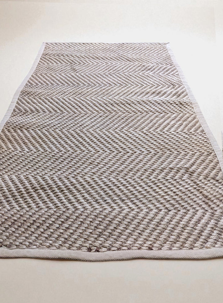 Braided Natural Jute Rug - Size: 4.9 x 2.8
