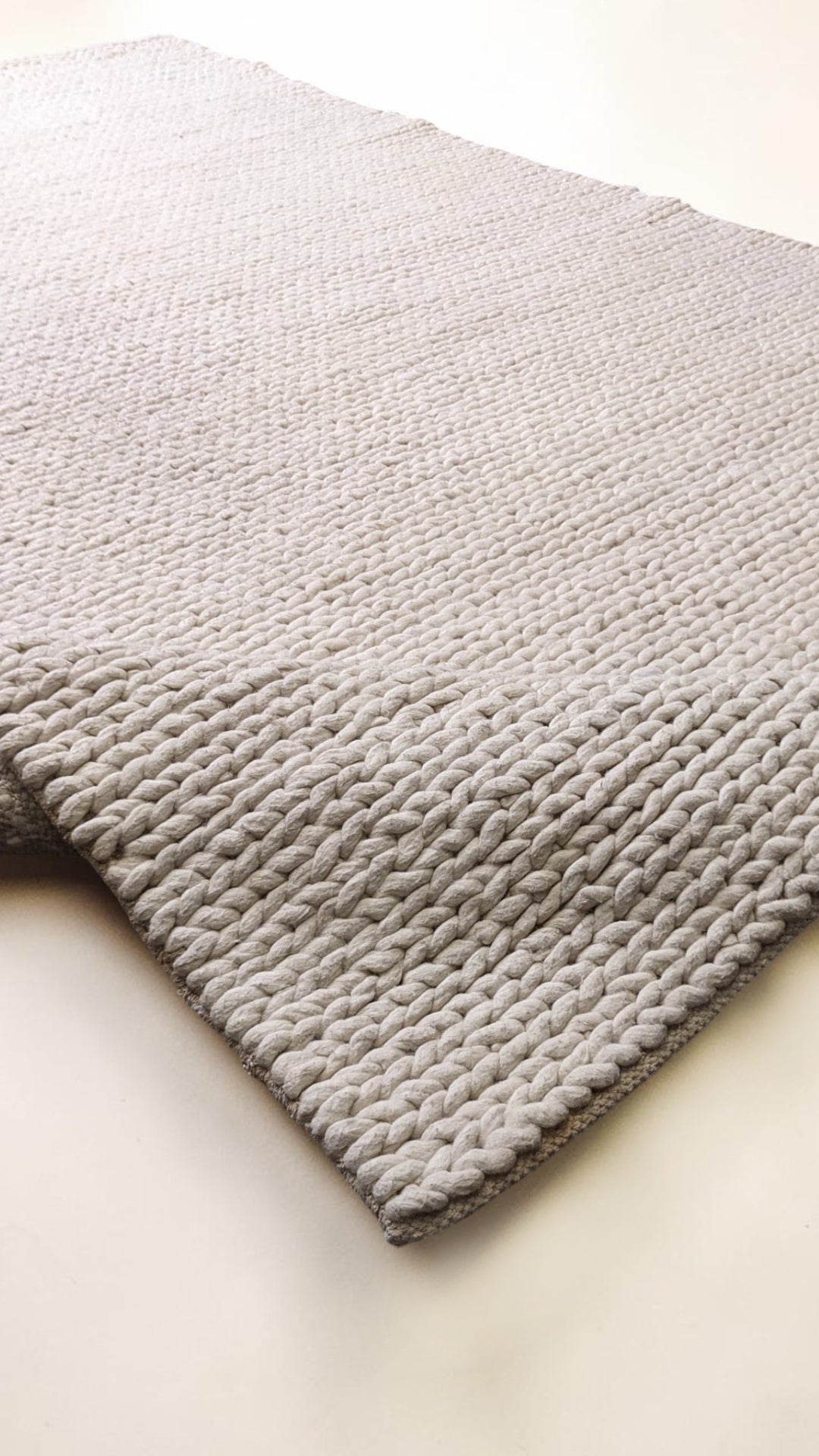 Damro Modern Textured Wool Rug - Size: 8.10 x 6