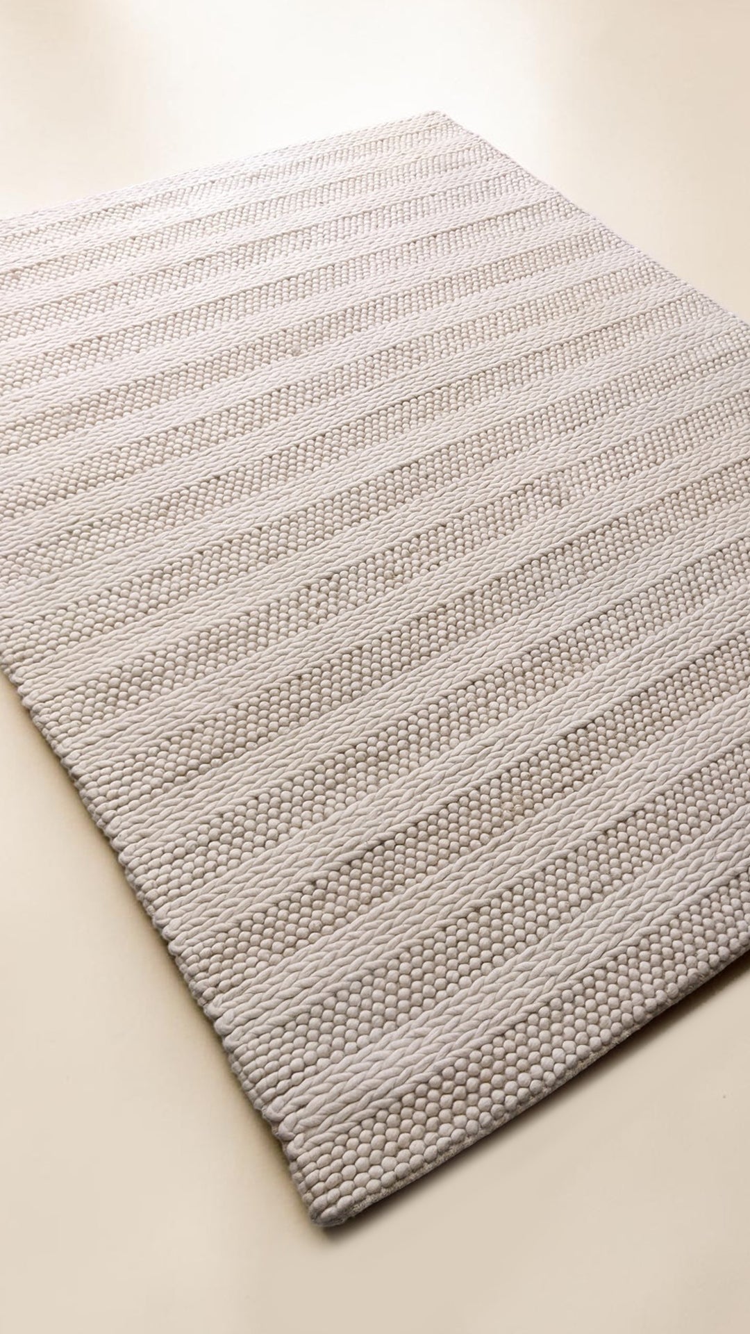 Damro Modern Textured Wool Rug - Size: 7.2 x 4.10